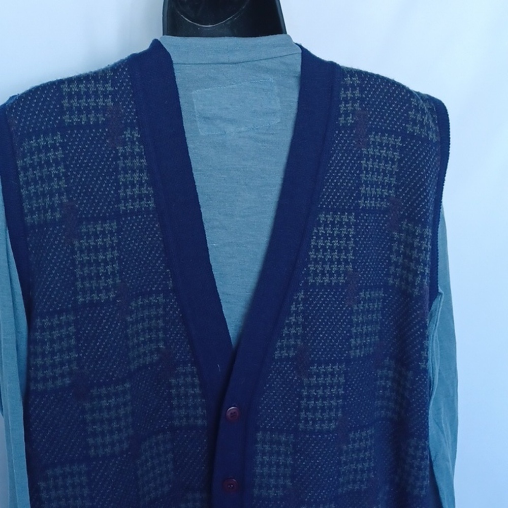 Chapel Hill Wool Blend Winter Vest Sz M Blue & Gray Plaid, 26" PTP, 26" L